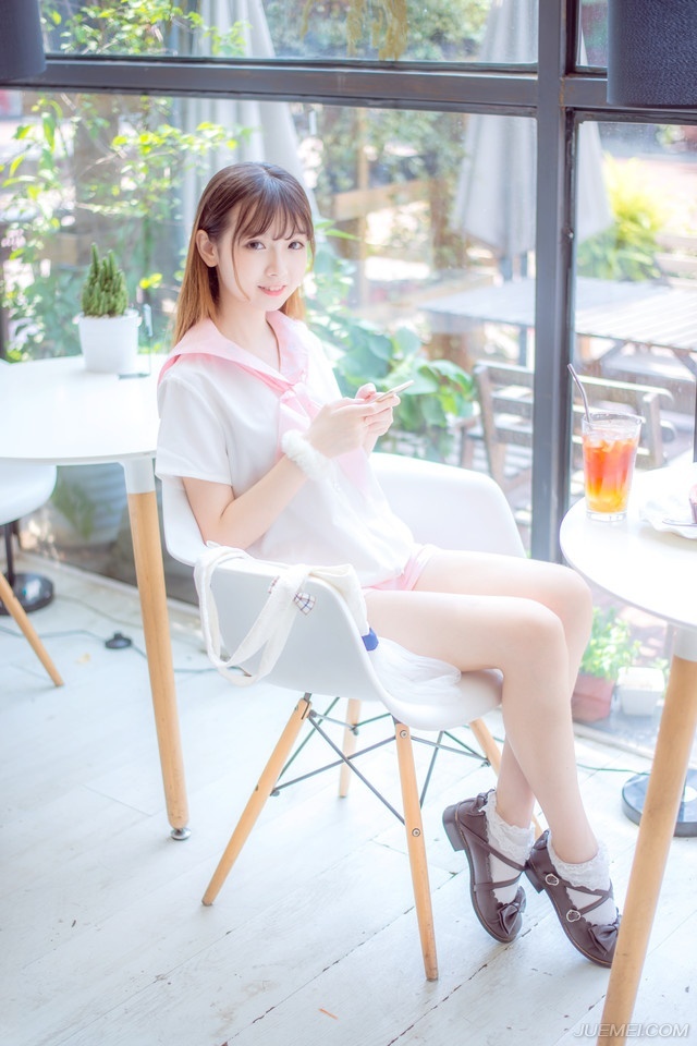 友谊能使人同舟共济，友谊能使人生活充实，五彩缤纷。